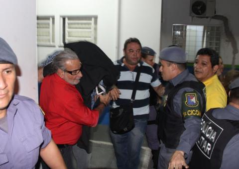 Médico que responde a 15 inquéritos por ter mutilado mulheres é contratado pelo Governo Federal